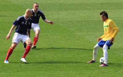 熊猫电竞动态-犯规却掌控全场节奏